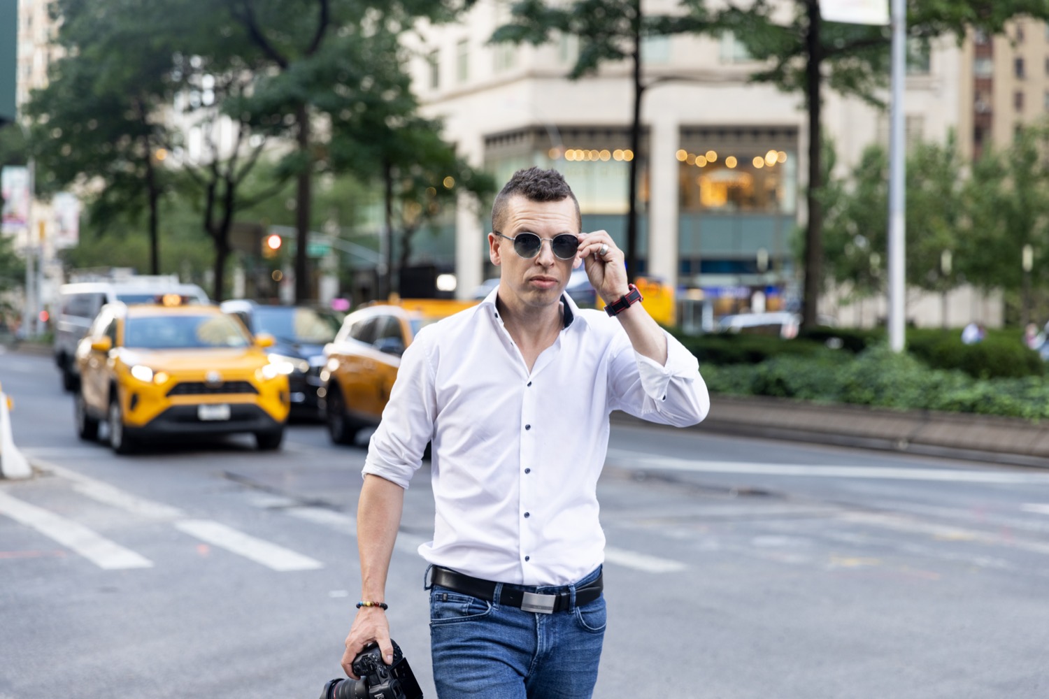 Dominik Pfau mit Kamera in Manhattan