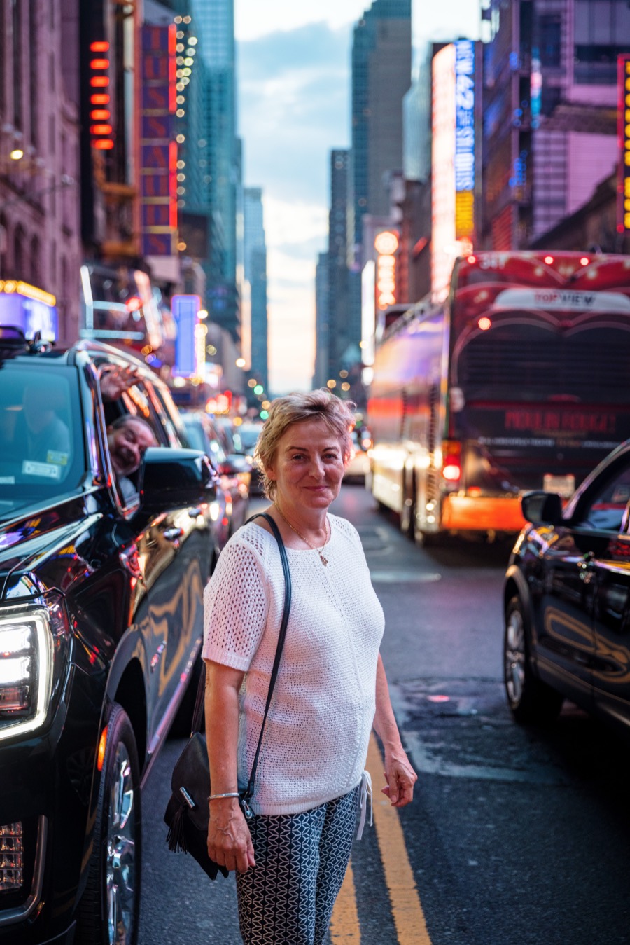 Portrait am Times Square im Abendlicht