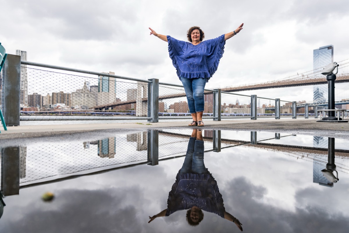 Kreative Spiegelung vor Brooklyn Bridge und Manhattan Bridge