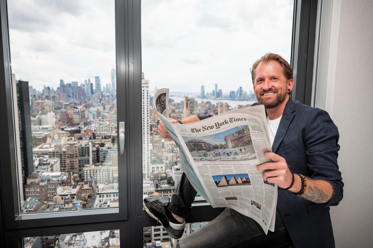 Editorial-Portrait am Hotelfenster ueber Manhattan
