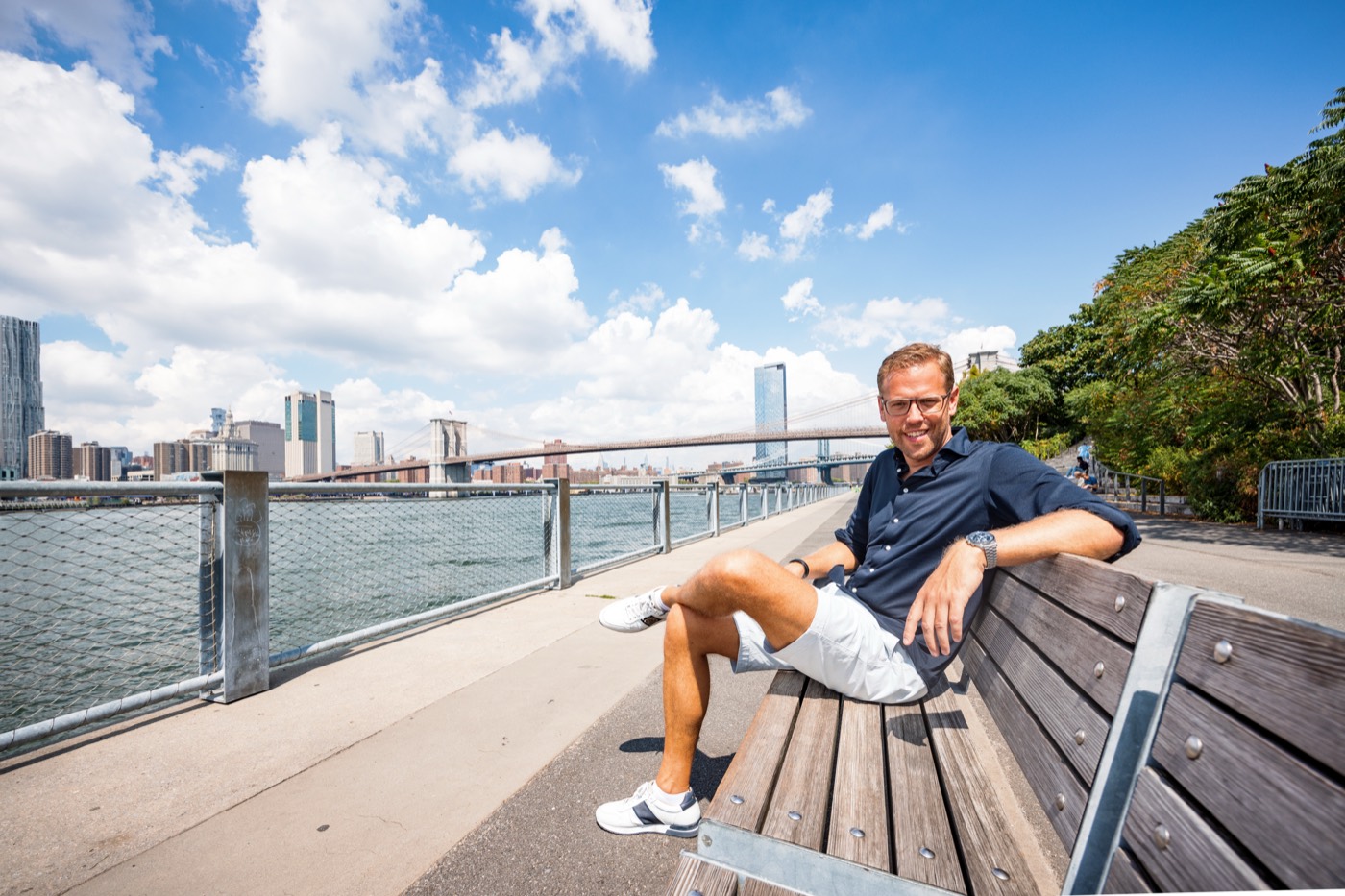 Entspanntes Portrait am Brooklyn Bridge Park