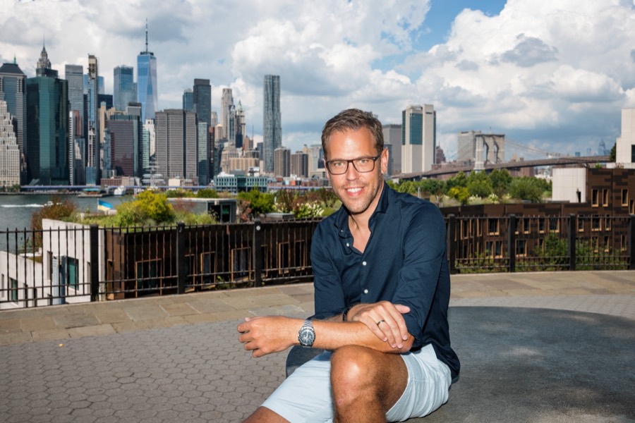 Portrait vor der Skyline von Lower Manhattan