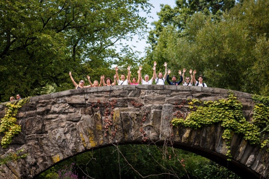 Gruppe winkt von der Gapstow Bridge im Central Park