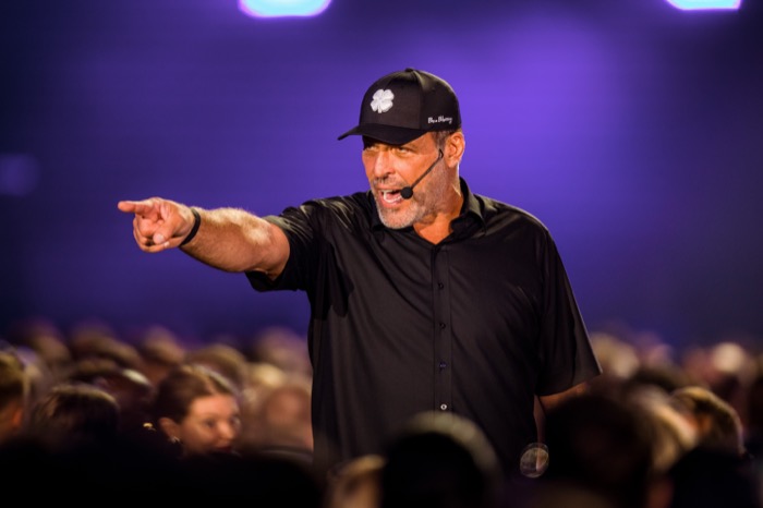 Tony Robbins auf der Buehne, fotografiert von Dominik Pfau