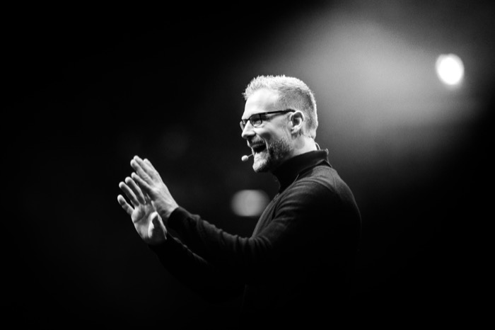 Christian Bischoff auf der Buehne, fotografiert von Dominik Pfau